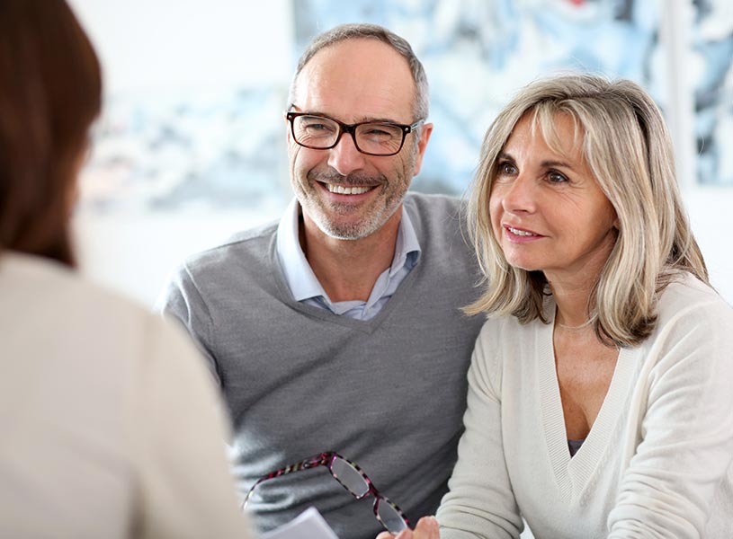 Un couple en discussion