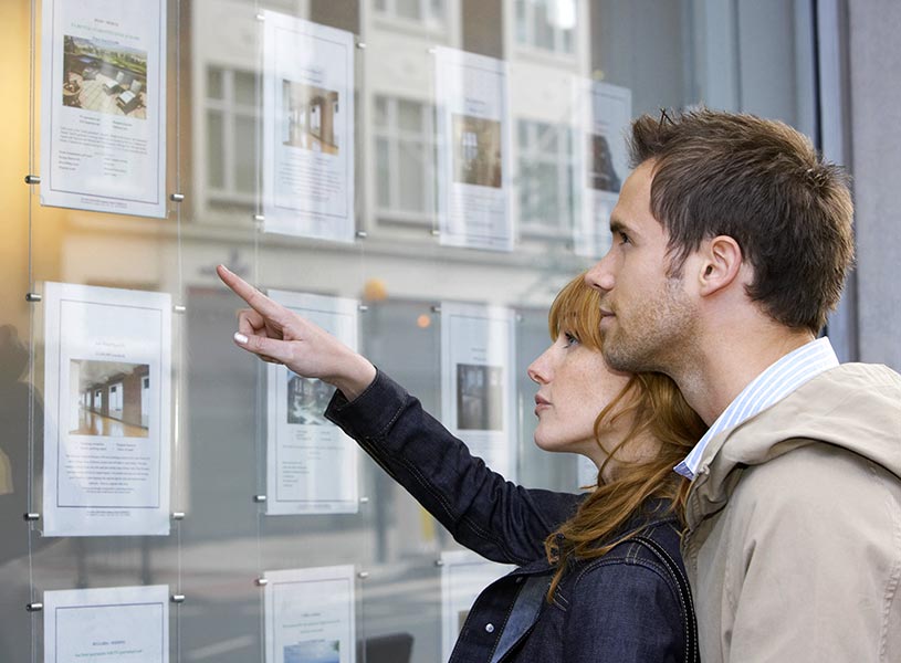 Un couple cherchant un logement